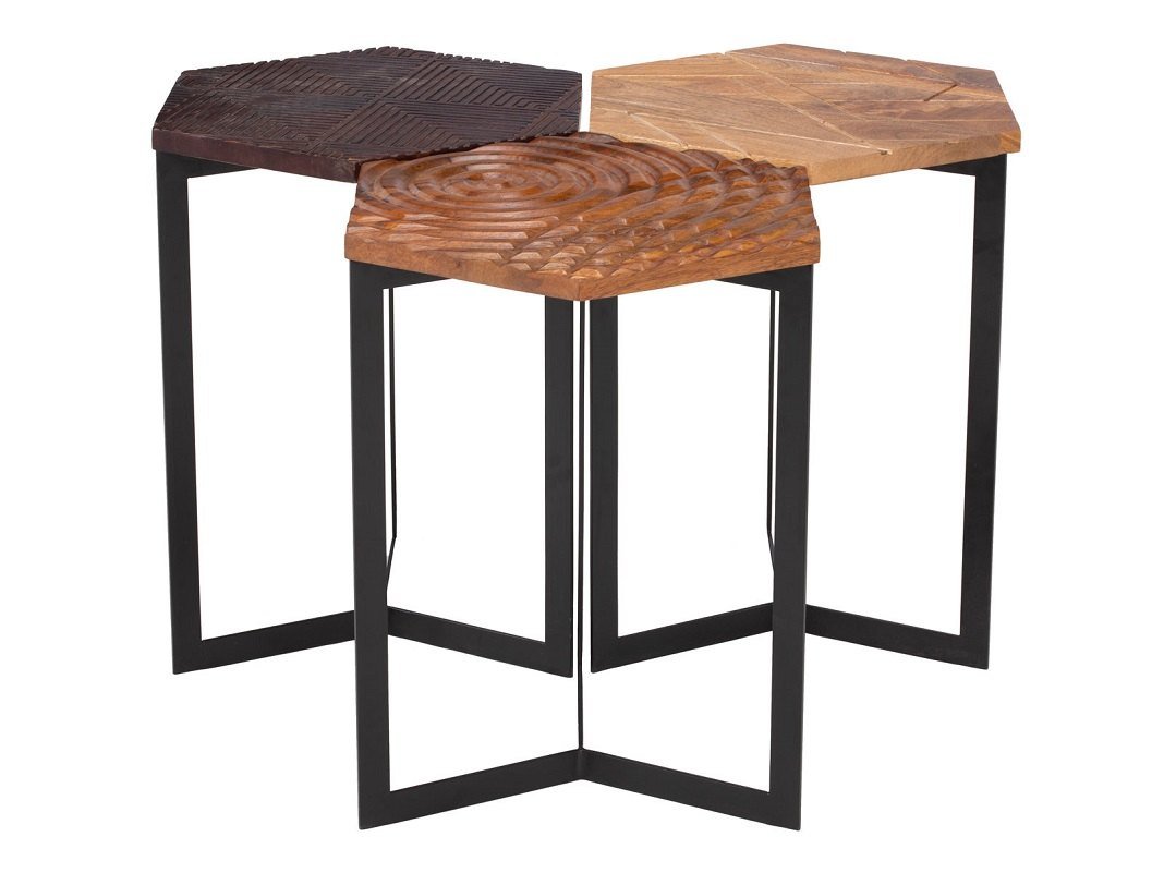 Drei runde Beistelltische in verschiedenen Höhen mit hellen Holzplatten und schwarzem Metallgestell im skandinavischen Stil