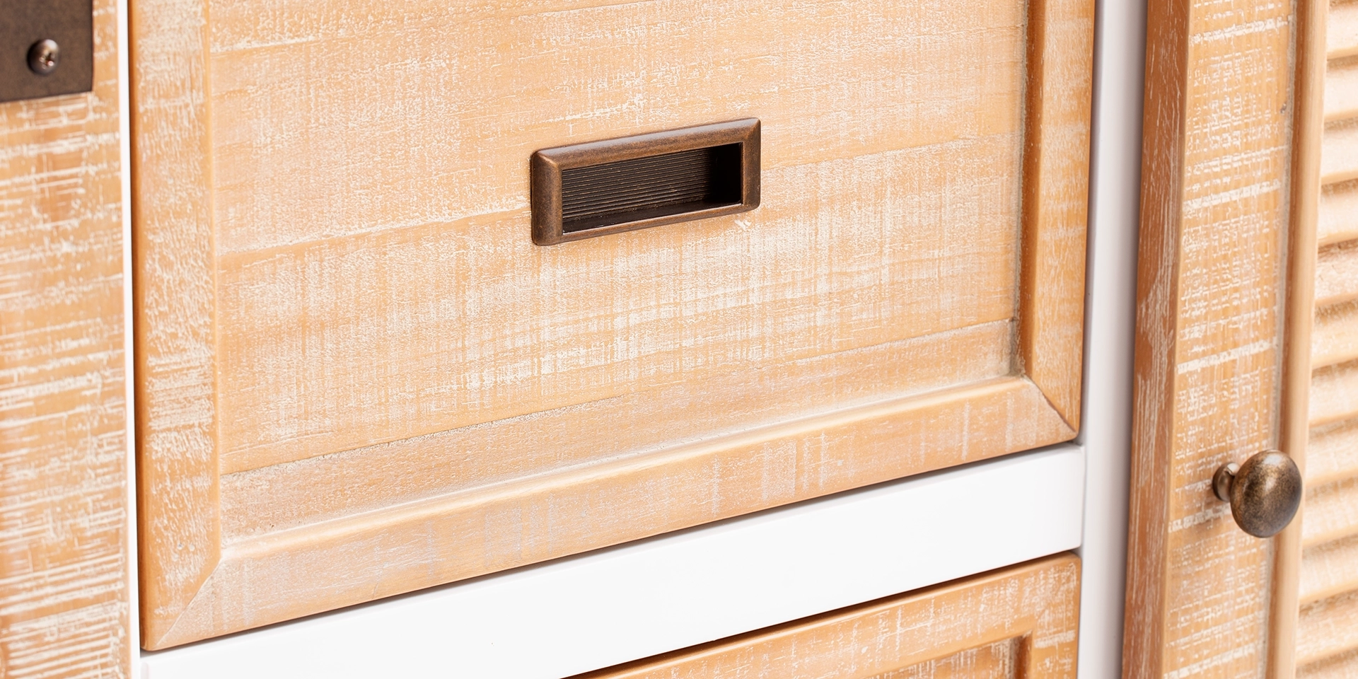 Capera Detailaufnahme: Nahaufnahme von Holzmaserung, Kante und natürlicher Oberfläche eines Möbelstücks