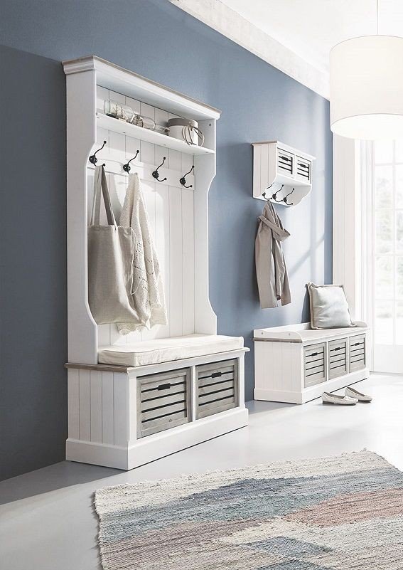 Garderobenmöbel aus heller Weichholz-Maserung im hellen Flur, praktische Haken und Ablage, skandinavisch-natürliches Ambiente
