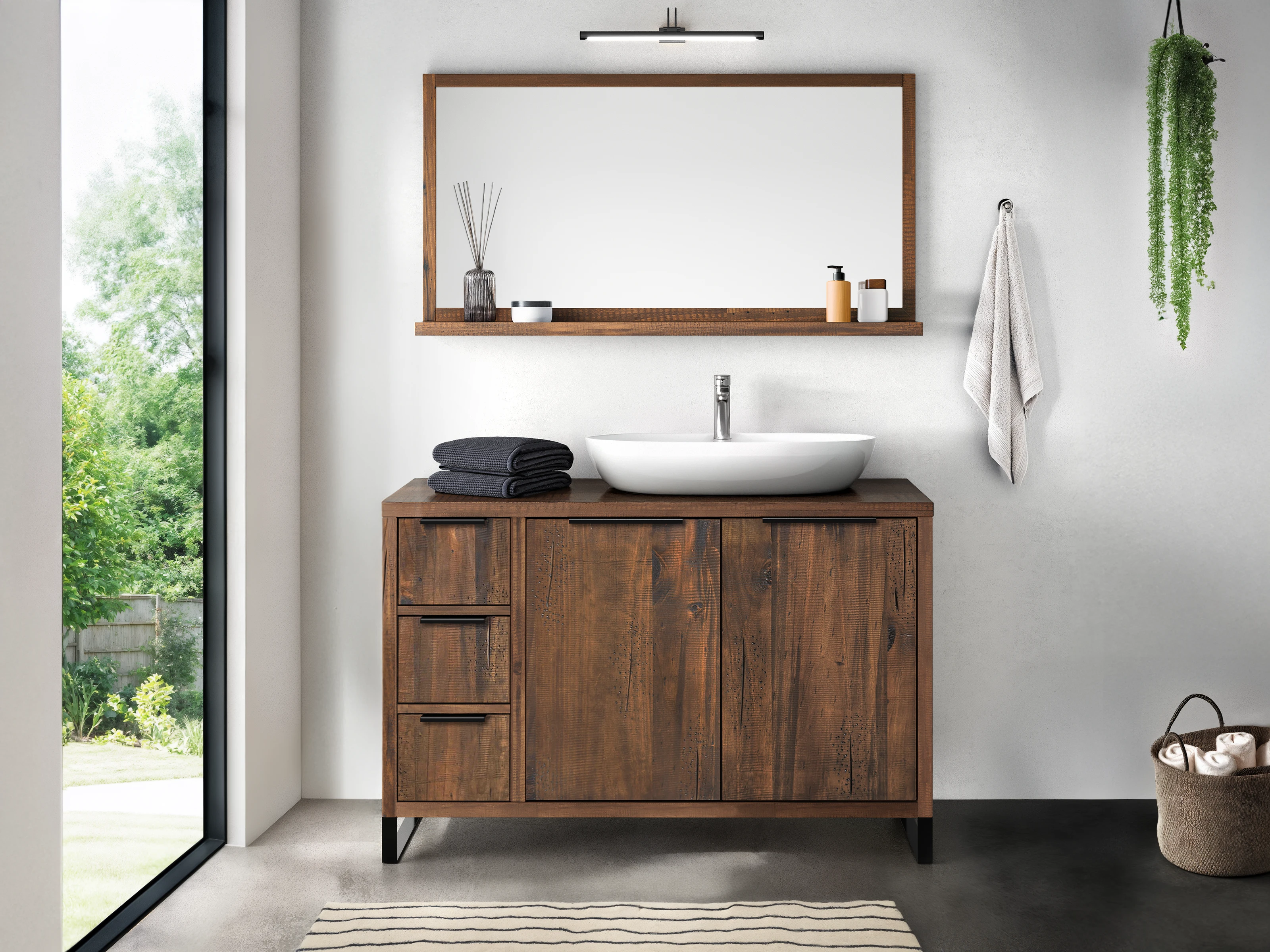 Badset Sydney 2tlg. klein Pinie dunkel – Wohnbeispiel in Frontansicht: lackiertes Pinie-Badmöbel mit Waschbecken, Spiegel & Stauraum