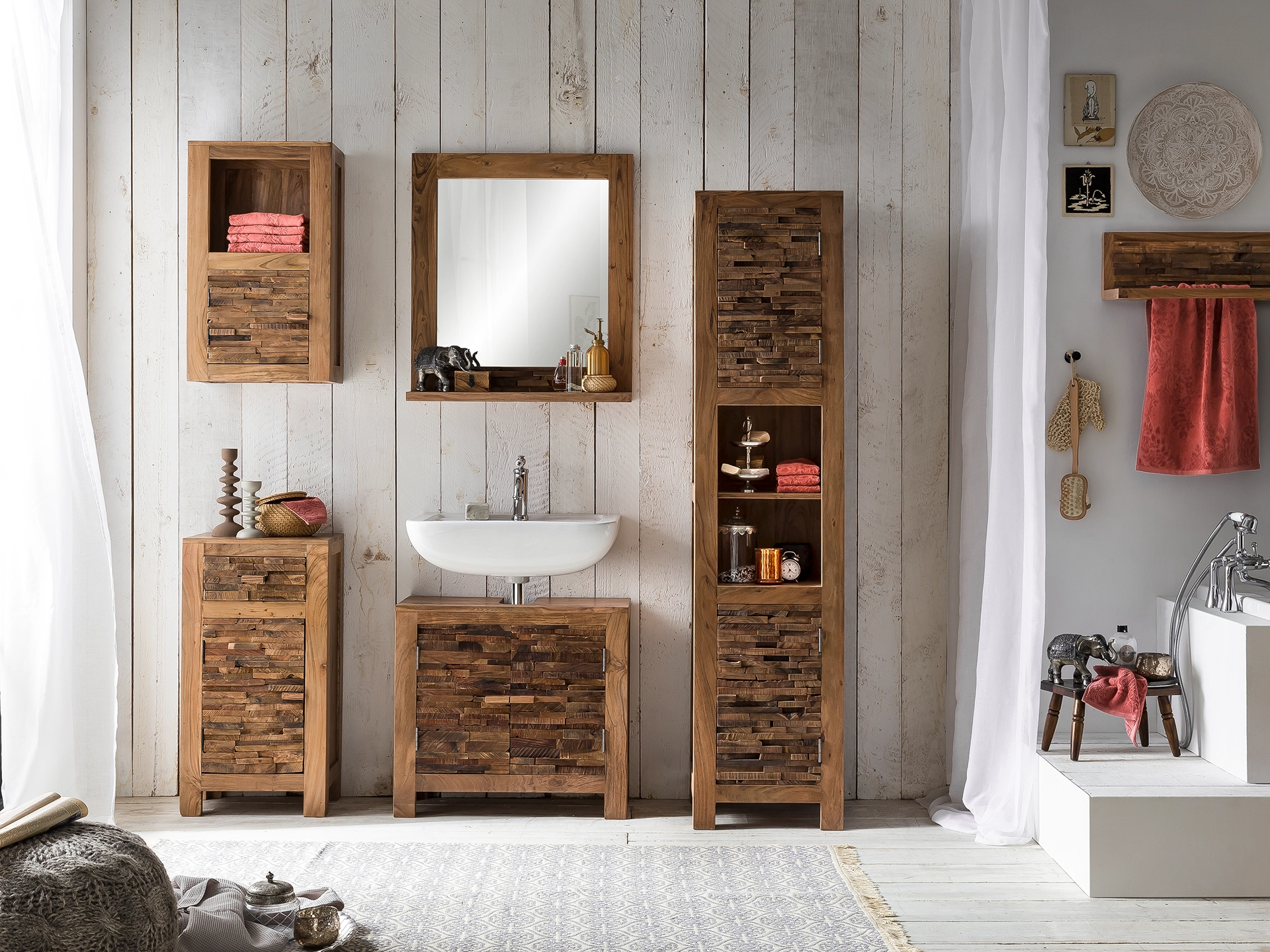 Ambienteaufnahme des Matay-Holzmöbels: modernes, naturfarbenes Holz in einem hellen, minimalistisch eingerichteten Wohnraum