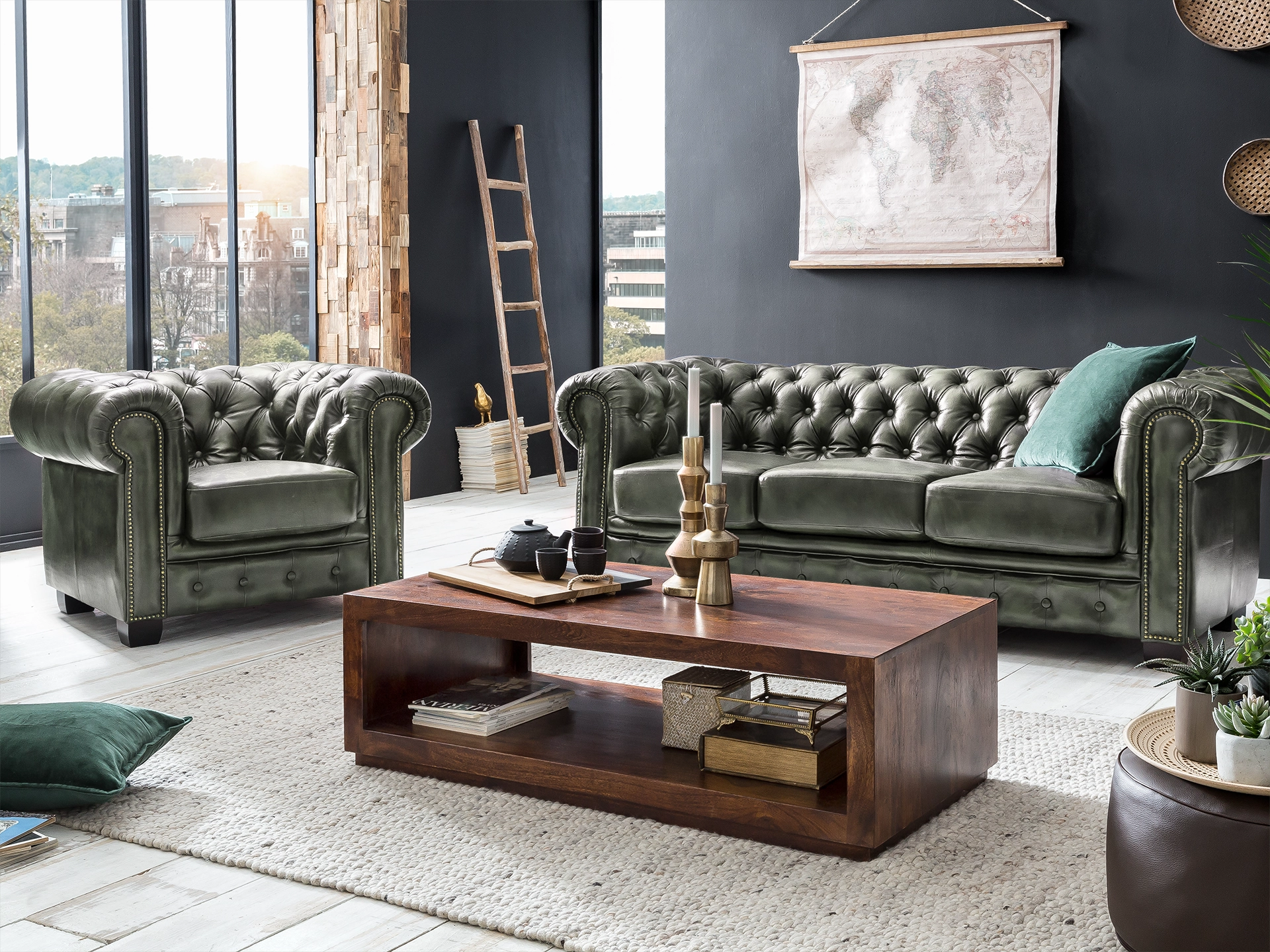 2-sitziges Chesterfield-Ledersofa in dunklem Braun mit Knopfheftung, Holzfüßen und gemütlichem Vintage-Ambiente