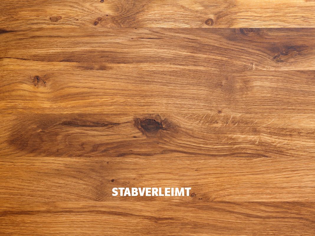 Nahaufnahme stabverleimter Holzplatte mit sichtbarer Maserung und variierenden Holzlamellen – langlebige Massivholzoberfläche.