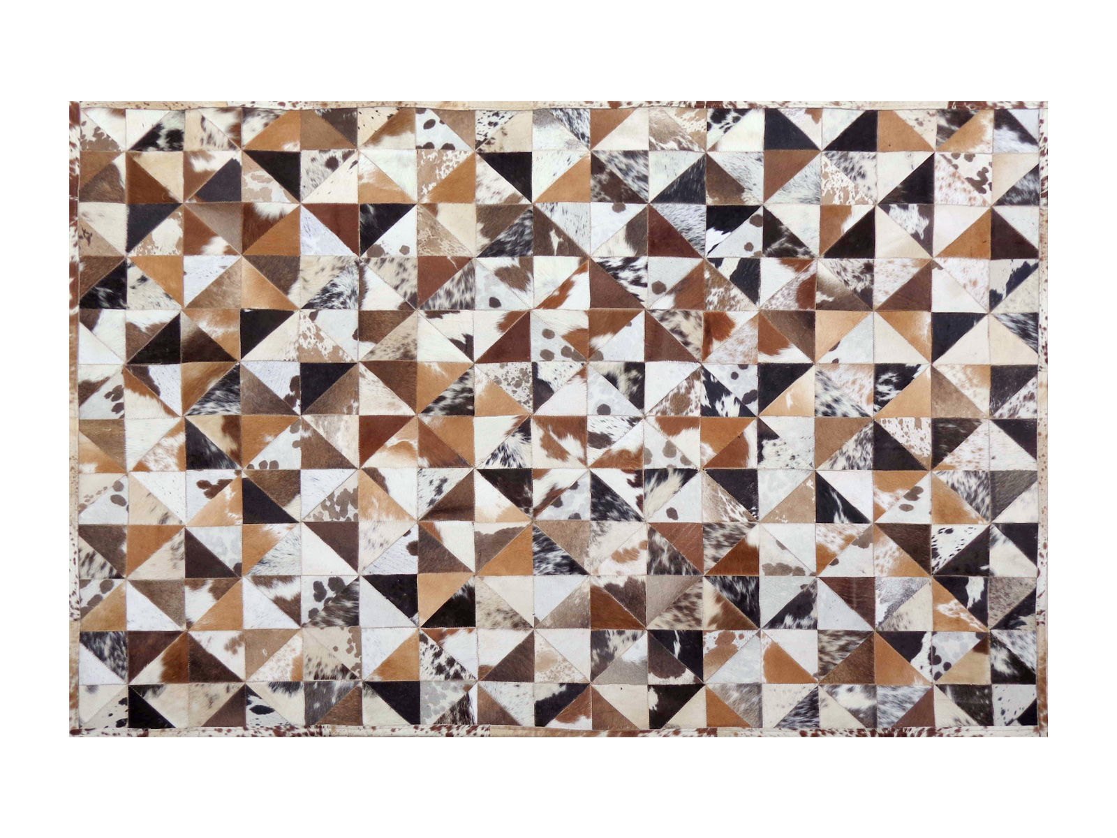 Weicher, kuscheliger Fellteppich „Vado“ auf hellem Holzboden im modernen, nordisch-gemütlichen Wohnzimmer